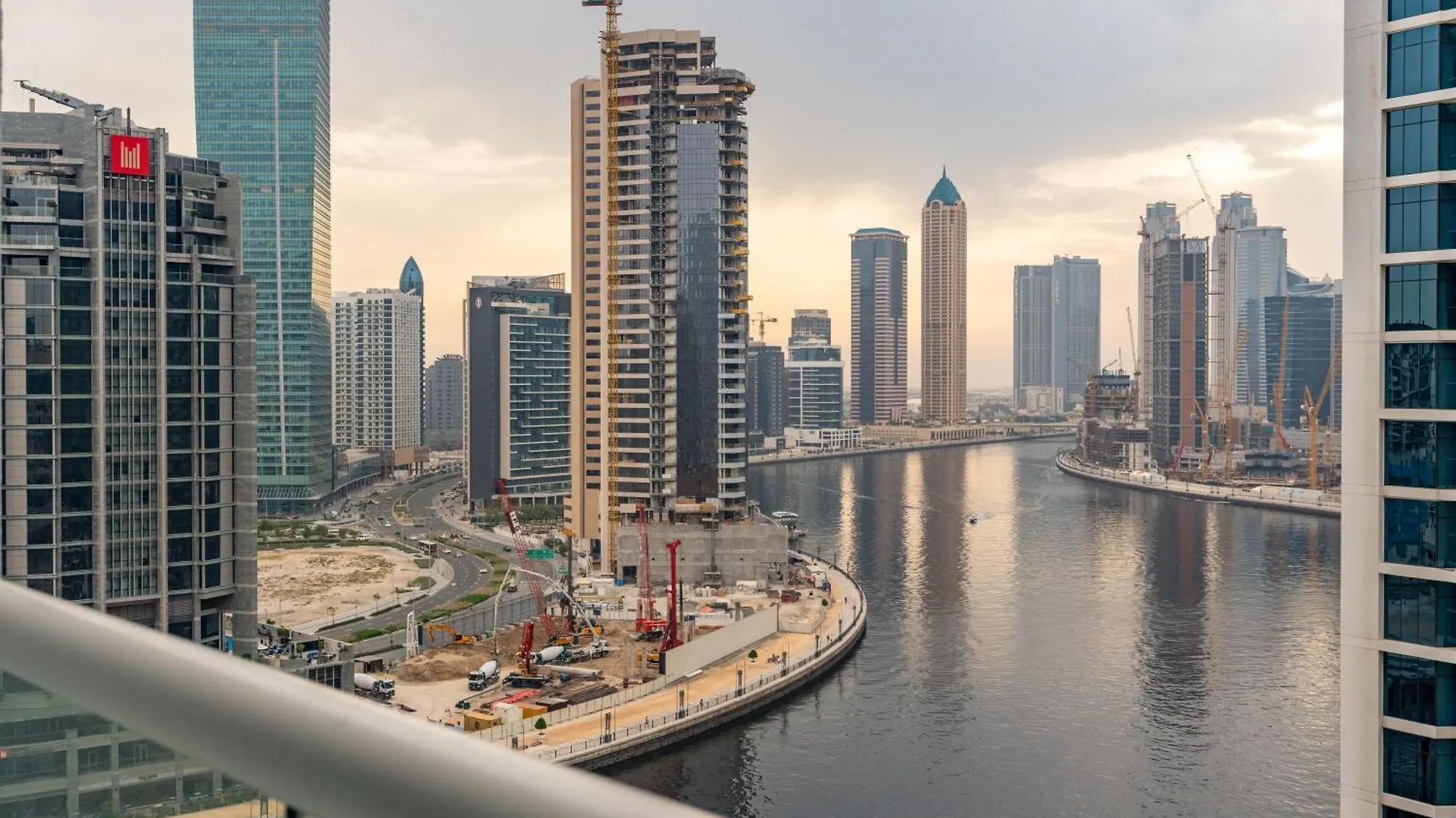 Spacious Luxe Family Apartment With Dubai Canal & Burj Khalifa View