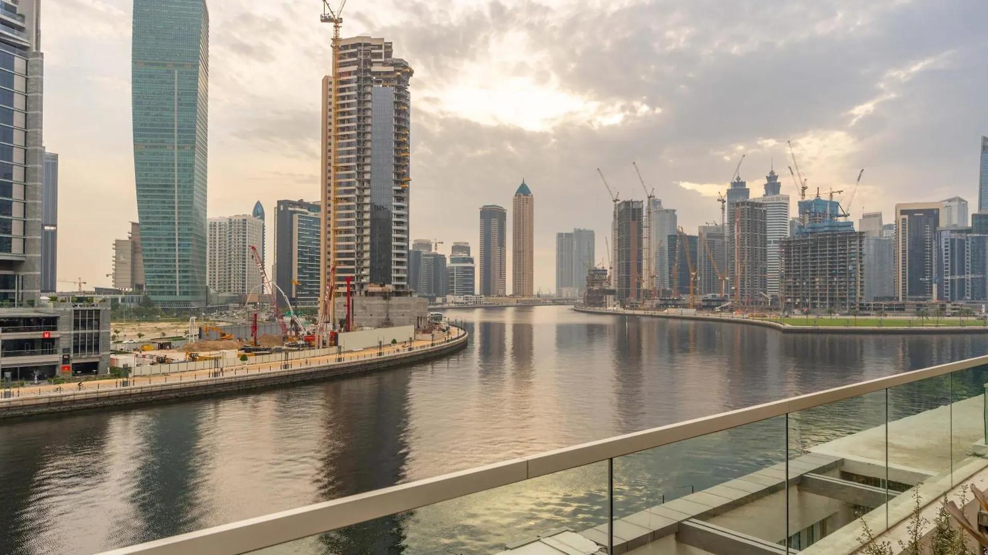 Spacious Luxe Family Apartment With Dubai Canal & Burj Khalifa View
