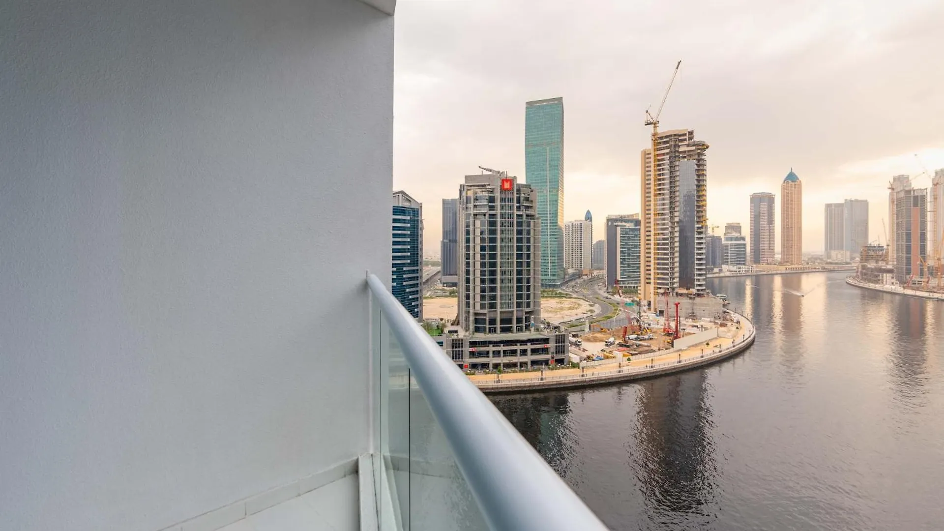Spacious Luxe Family Apartment With Dubai Canal & Burj Khalifa View