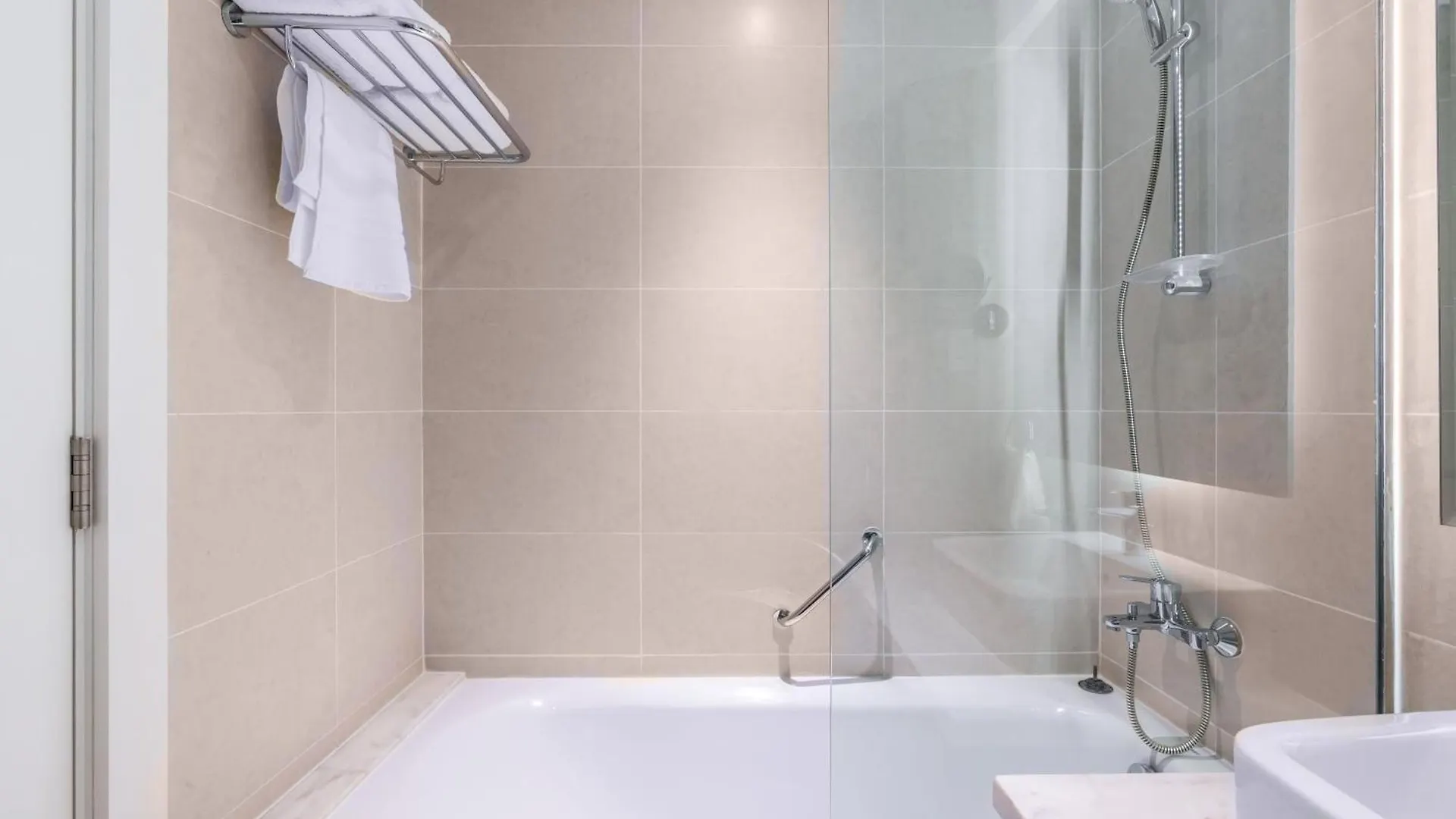 Spacious Luxe Family Apartment With Dubai Canal & Burj Khalifa View