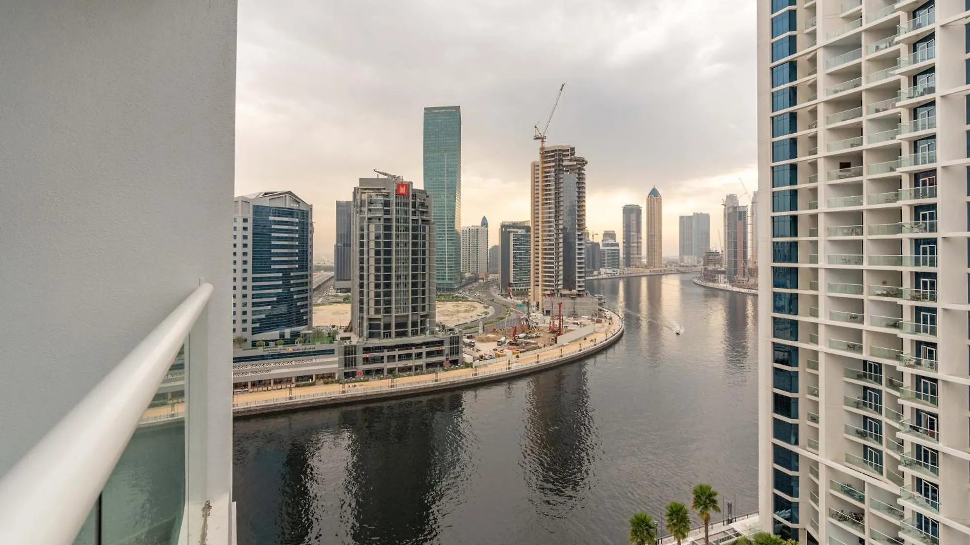 Spacious Luxe Family Apartment With Dubai Canal & Burj Khalifa View