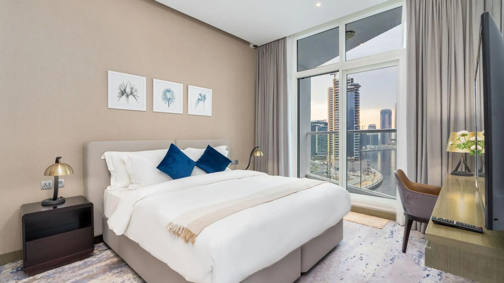 Spacious Luxe Family Apartment With Dubai Canal & Burj Khalifa View