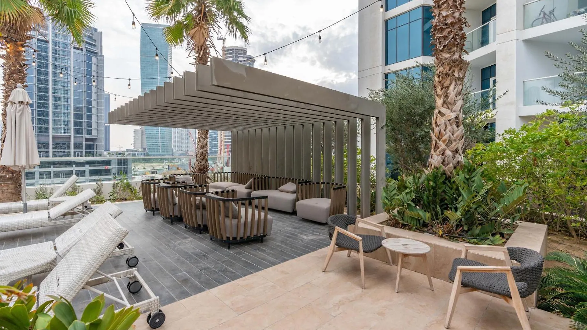 Spacious Luxe Family Apartment With Dubai Canal & Burj Khalifa View
